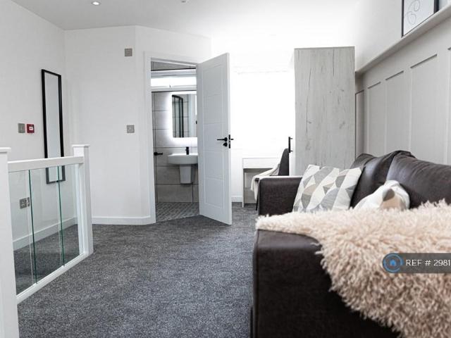 Dukinfield Road, Hyde, SK14 1 bed in a house share to rent £675 pcm £156 pw