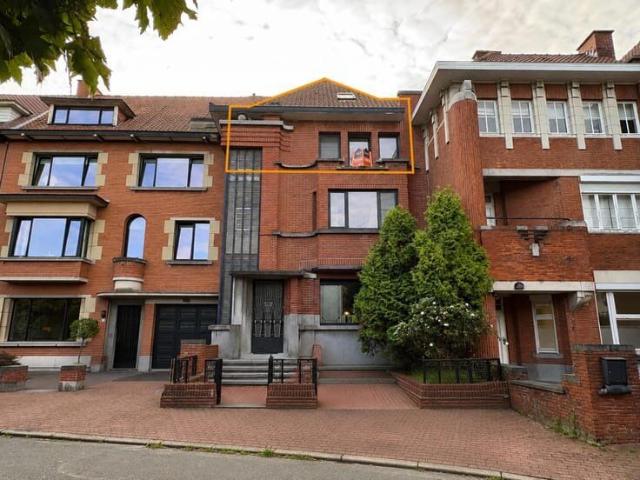 Duplex 2 bedrooms with a view of Mouroitplein, Ronse