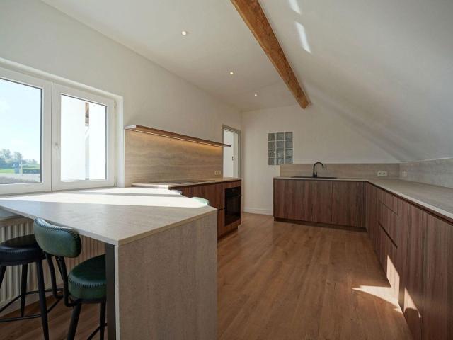 Duplex 2ch.avec grand parking au dessus de bureaux!