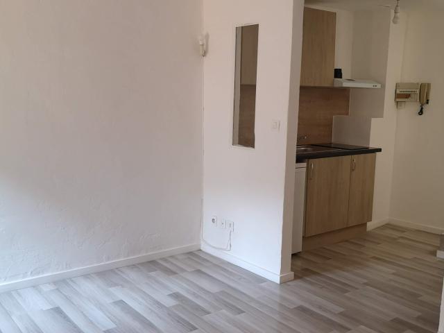 Duplex 32.06 m² 2Pièces Hyères 595,81 € HAI* HYERES T2 DUPLEX REFAIT A NEUF 32.06 M²