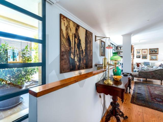 Duplex com elevador, terraço, 2 estacionamentos e vista para Monsanto — junto às Amoreiras