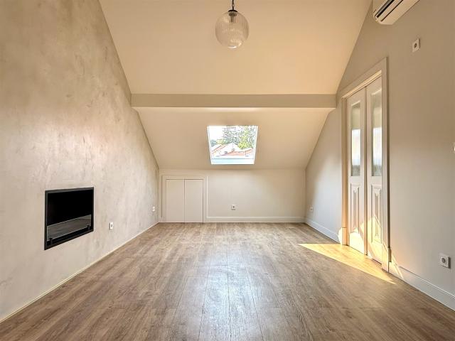 Duplex com Terraço e Vista Frontal Castelo de São Jorge | Úl. 111m² Bairro Alto