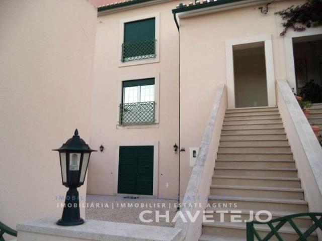 Duplex com 2 garagens e pátio com churrasqueira a poucos minutos da cidade