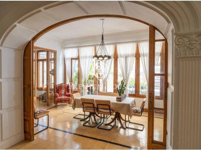 Dúplex con terraza, patio interior y apartamento independiente en Eixample