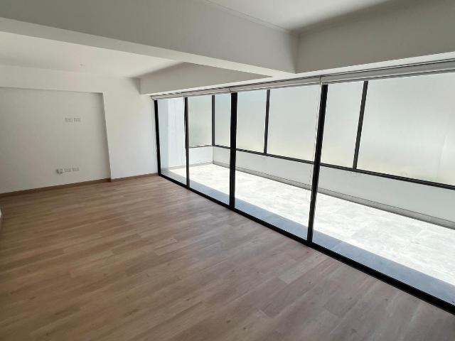 Dúplex con terraza y balcón en primer piso