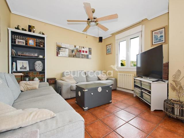 DÚPLEX CON VISTAS, TERRAZA Y 3 GARAJES
