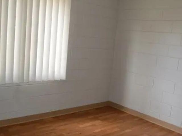 Duplex close to Shops!
