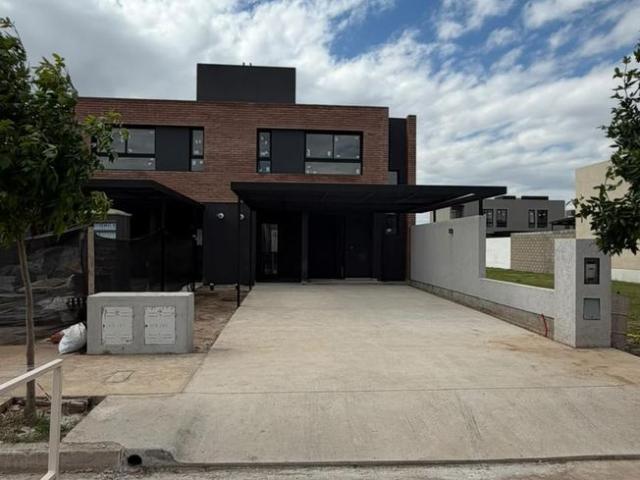 Duplex a estrenar, tres dormitorios, Distrito Sur