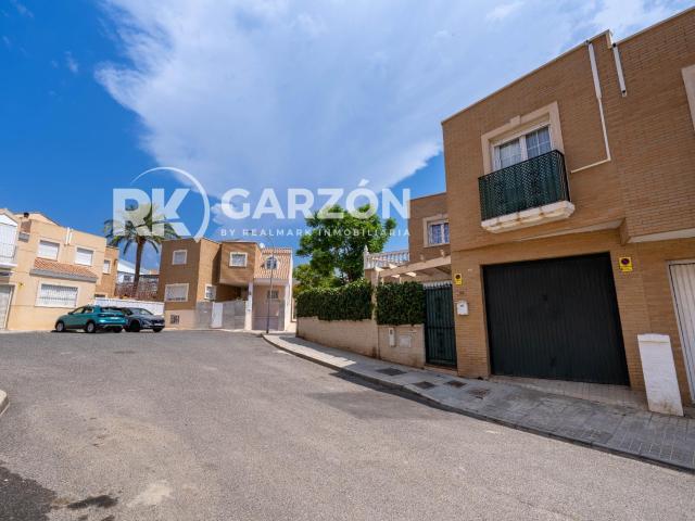 DUPLEX ADOSADO EN ESQUINA EN HUERCAL DE ALMERIA