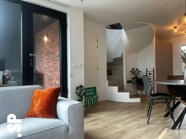 Duplex appartement met één slaapkamer, terras en carport
