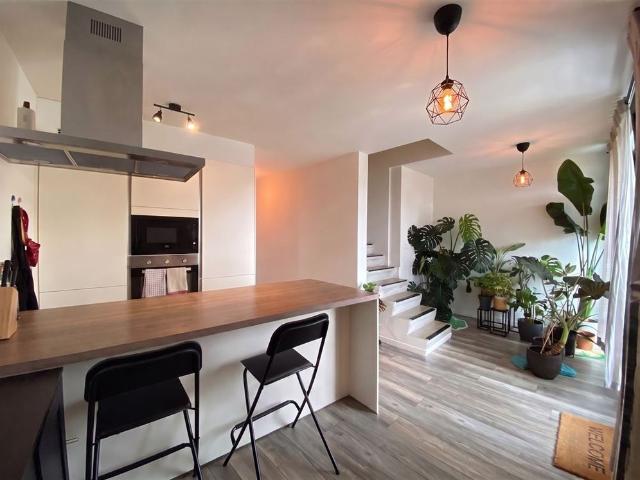 Duplex appartement met 2 slaapkamers en autostaanplaats, centraal gelegen te Evergem
