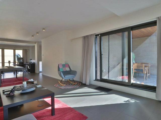 Duplex appartement met 2 slaapkamers, zuidgericht terras en garage in centrum Beveren!
