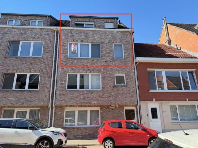 Duplex appartement met 2 SLPK's, terras & parking gelegen.