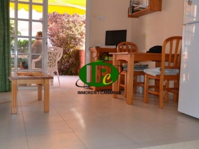 Duplex Bungalow mit 1 Schlafzimmer. Große Terrasse, gefliest und geschlossen. Sitzgruppe, Sonnenliegen, Markiese