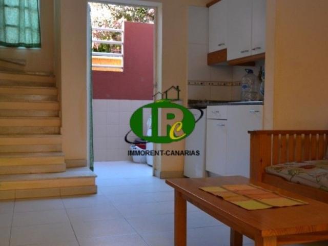 Duplex Bungalow mit 1 Schlafzimmer. Große Terrasse, gefliest und geschlossen. Sitzgruppe, Sonnenliegen, Markiese