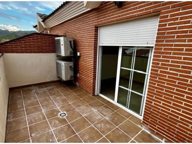 Dúplex de 4 dormitorios con buhardilla, terrazas, garaje independiente y piscina