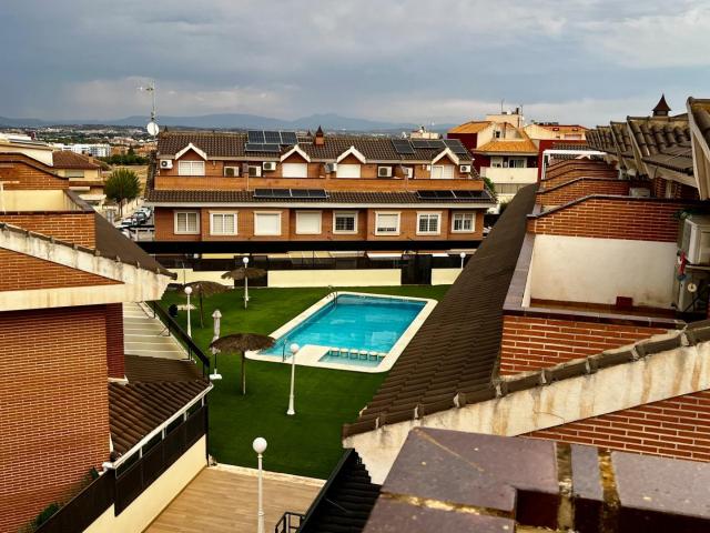 Dúplex de 4 dormitorios con buhardilla, terrazas, garaje independiente y piscina