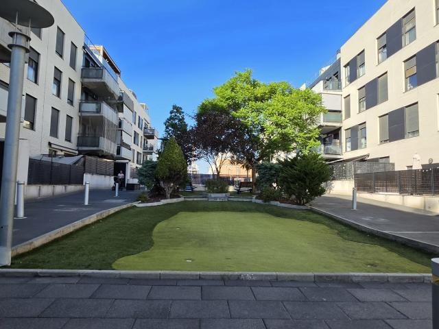 Dúplex de 96,3 m² útiles distribuidos en dos alturas, con terraza pequeña de 9,3 m², amplia terraza de 69,6 m² en el nivel superior, trastero de 3,28 m², 2 plazas de garaje y piscina comunitaria. Urbanización tranquila en Av. Magnolias, La Pobla de Vallbo