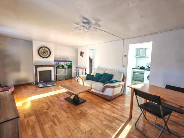 DUPLEX DE CHARME EN HYPERCENTRE – VUE TOITS & CACHET DE L’ANCIEN