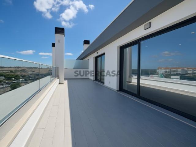 Duplex de luxo com 3 suítes, master suite com terraço de 30 m², varanda com churrasqueira e garagem para 2 carros