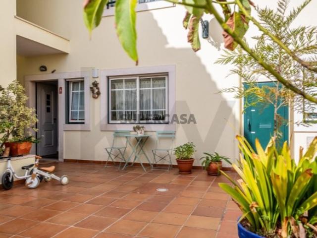 Duplex de pátio no centro histórico de Carnaxide garagem para 2 carros + sótão para arrumos