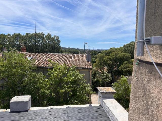 Duplex de type 3 de 60m2 Toit terrasse Plein coeur du village de la Fare Les Oliviers