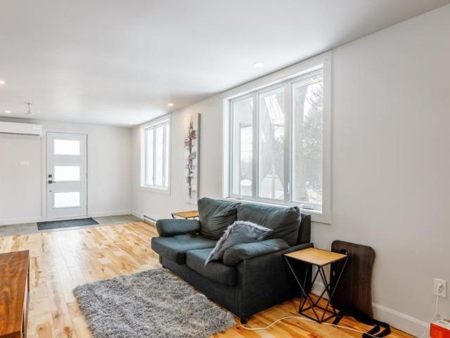 duplex entièrement rénové offre confort, modernité et emplacement stratégique.  4 ½ 2e étage