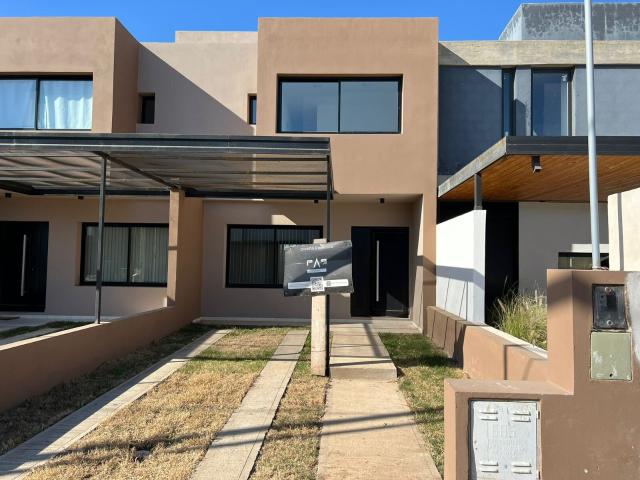 Duplex en Alquiler de 3 dormitorios en Colinas de Manantiales