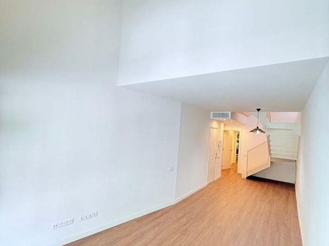 Dúplex en alquiler en calle De L'escorial, Barcelona, de 157 m² 4 habitaciones por 3.350