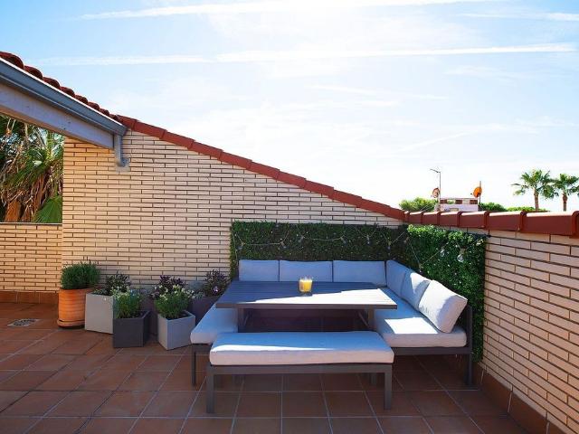 Dúplex en alquiler en calle Del Masteler, Castelldefels, de 150 m² 3 habitaciones por 2.500
