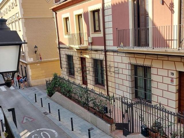 Dúplex en alquiler en calle Del Clos de Sant Francesc, Barcelona, de 140 m² 2 habitaciones por 1.850