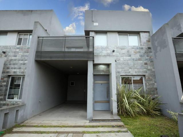 Dúplex en alquiler en City Bell de 3 dormitorios con parque, pileta cochera y parrilla – El Quimilar