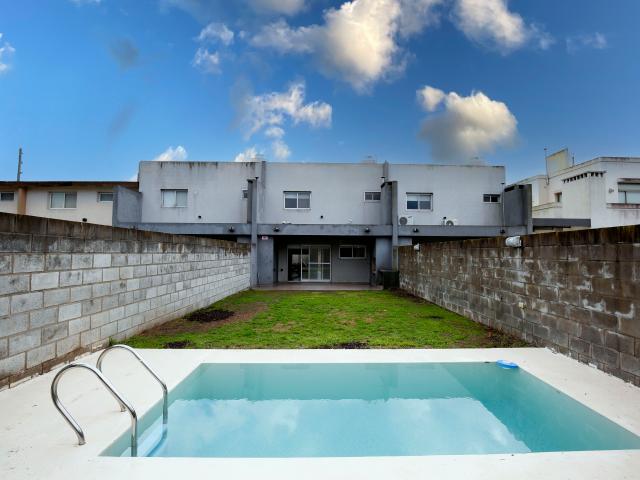 Dúplex en alquiler en City Bell de 3 dormitorios con parque, pileta cochera y parrilla – El Quimilar