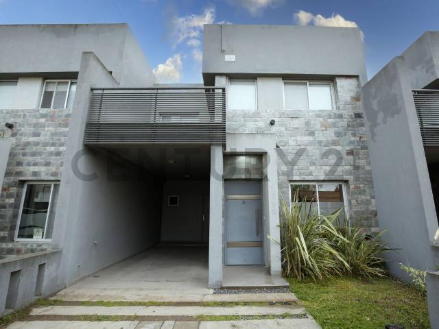 Dúplex en alquiler en City Bell de 3 dormitorios con parque, pileta cochera y parrilla – El Quimilar