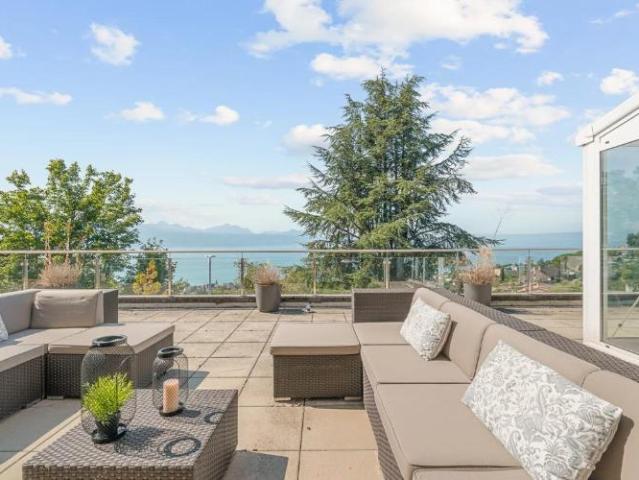 Duplex en attique avec vue dégagée sur le lac Léman