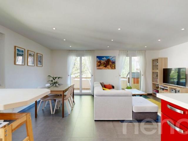 Duplex en attique rénové en Terre Sainte aux volumes généreux