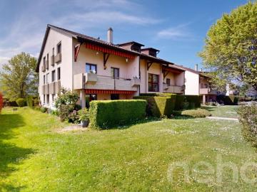 Duplex en attique rénové en Terre Sainte aux volumes généreux