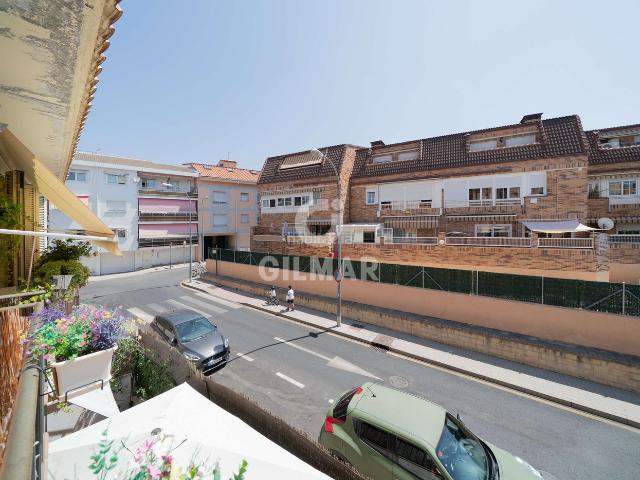 Dúplex en venta en Collado Villalba, Villalba Pueblo. Se presenta este magnífico dúplex en Prado del Santo, una de las urbanizaciones más cotizadas de Collado Villalba.El piso cuenta c. Dúplex Collado.
