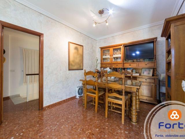 Dúplex en venta en Córdoba, Santa Rosa Valdeolleros. ESTUPENDA CASA DUPLEX, SON DOS VIVIENDAS, PARA ENTRAR AVIVIR JUNTO AL VIAL NORTE. Dúplex.