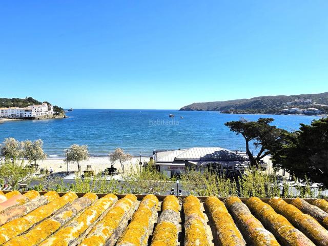 Dúplex en venta en Cadaqués Costa Brava. Apartament a primera linia de mar. Dúplex.