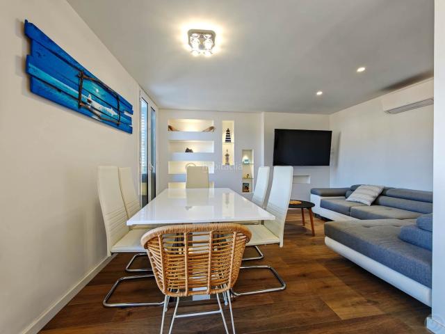 Dúplex en venta en Cadaqués Costa Brava. Apartamento recién reformado en Cadaqués, ubicado en una de las zonas más cotizadas de la Costa Brava. Dispone de luminoso salónco. Dúplex.