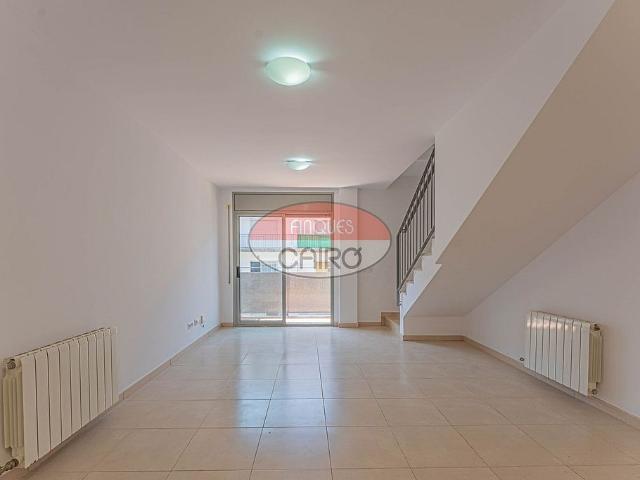 Dúplex en venta en calle Àries, Figueres, de 72 m² 3 habitaciones por 150.000