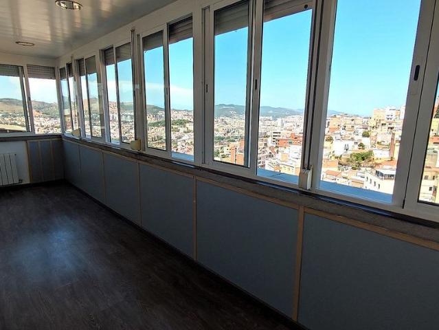 Dúplex en venta en calle De Calderón de la Barca, Barcelona, de 92 m² 4 habitaciones por 400.000