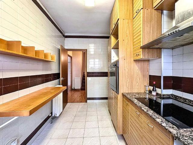 Dúplex en venta en calle De Cervantes, Sabadell, de 95 m² 5 habitaciones por 364.000
