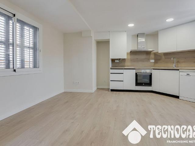 Dúplex en venta en calle De Julián Gayarre, Badalona, de 75 m² 2 habitaciones por 210.000