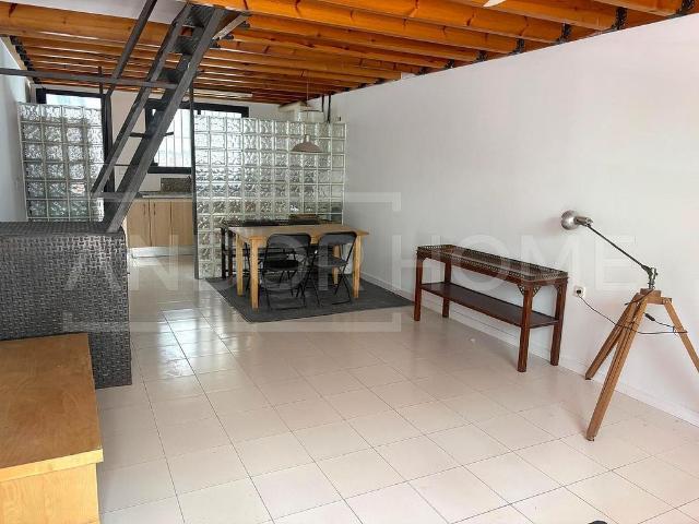 Dúplex en venta en calle De Les Carretes, Barcelona, de 80 m² 2 habitaciones por 219.000