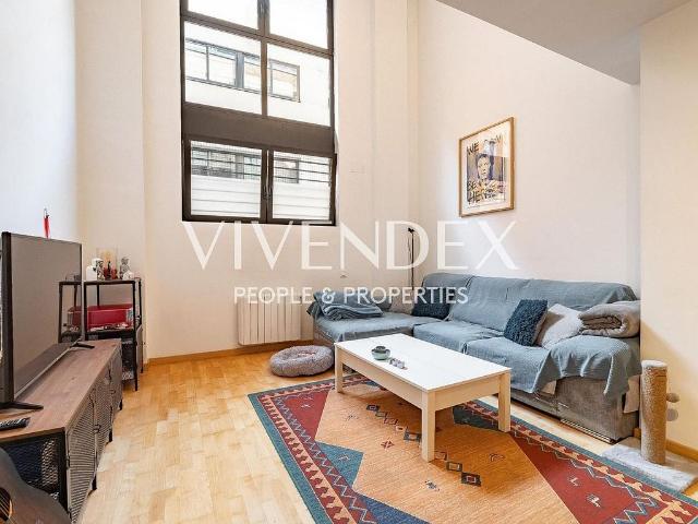 Dúplex en venta en calle De Móra la Nova, Barcelona, de 99 m² 3 habitaciones por 548.000