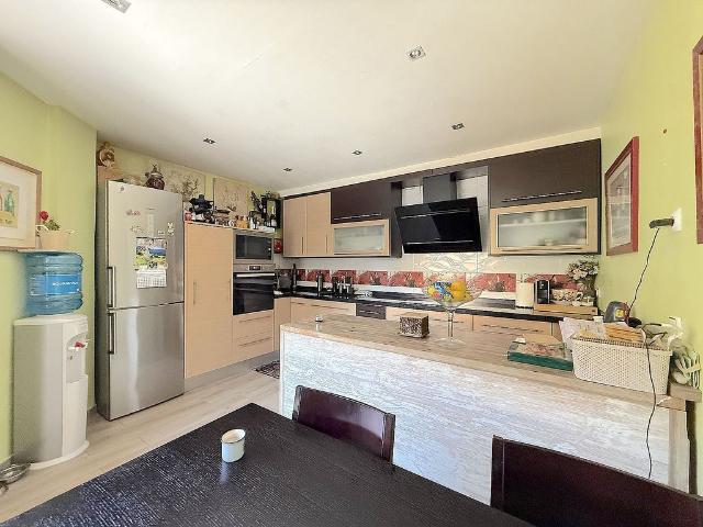 Dúplex en venta en calle De Narcís Monturiol, Castelldefels, de 144 m² 4 habitaciones por 748.000