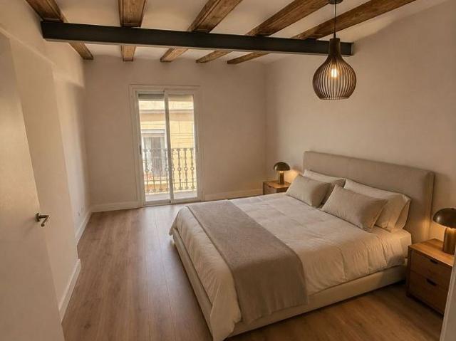 Dúplex en venta en calle De Valldonzella, Barcelona, de 106 m² 3 habitaciones por 420.000