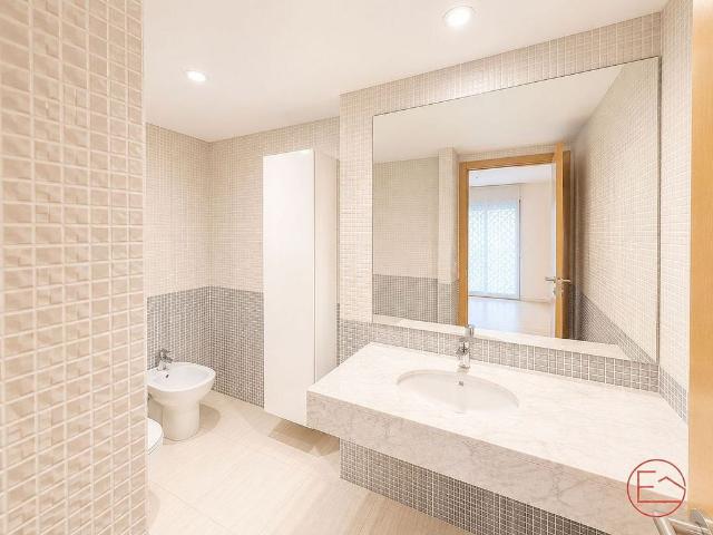 Dúplex en venta en calle Del Riu Freser, Girona, de 139 m² 4 habitaciones por 498.500